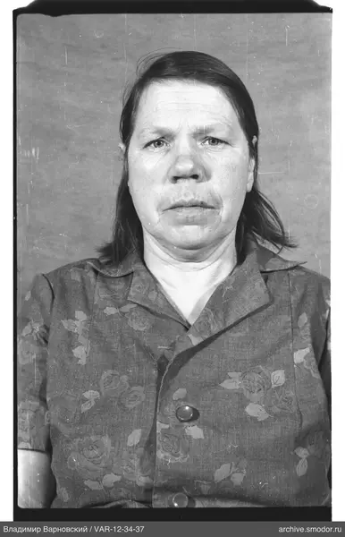 Porträt einer Frau mit kurzen Ärmeln
