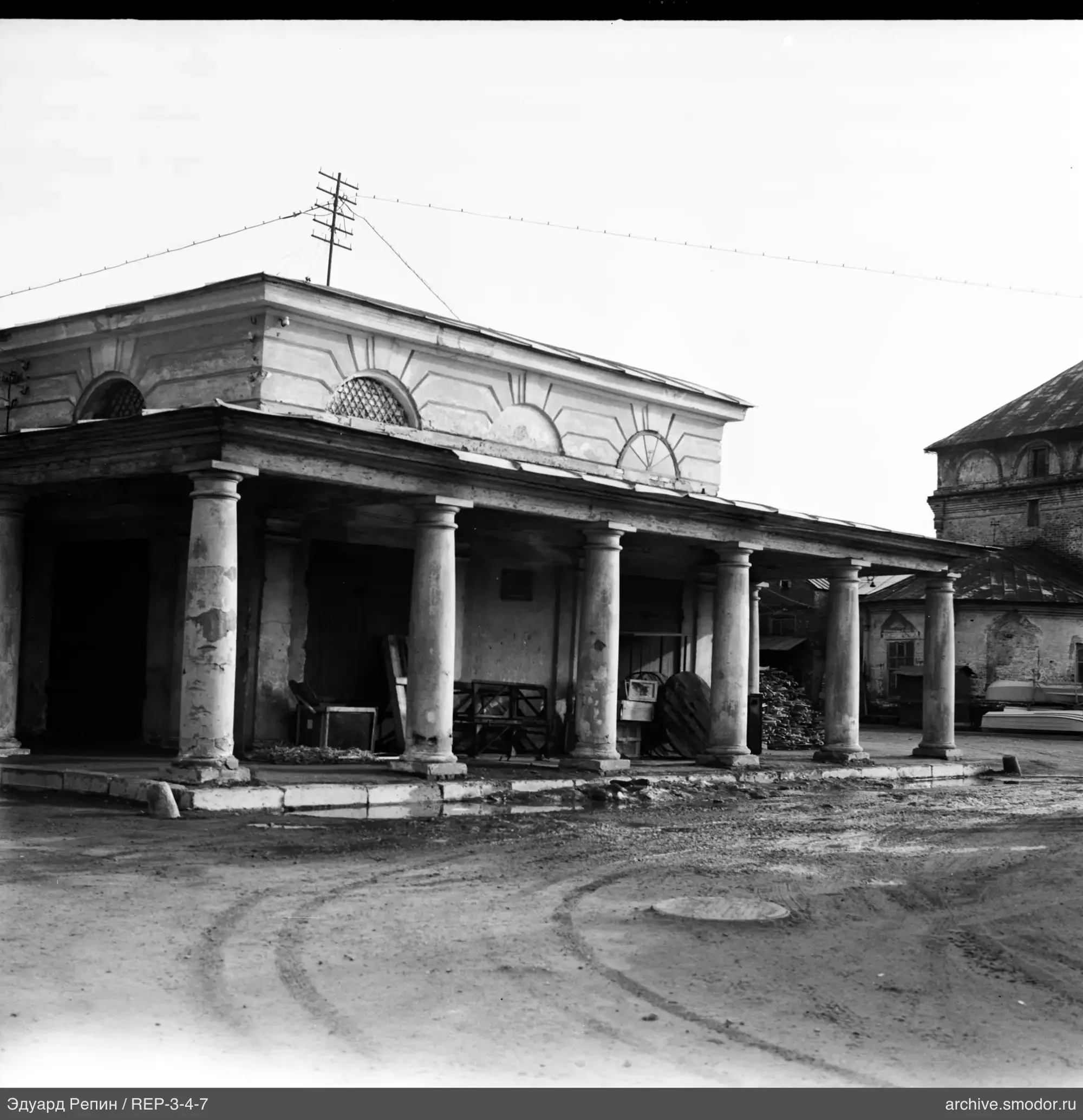 Steingebäude mit Portikus und Bogenfenstern