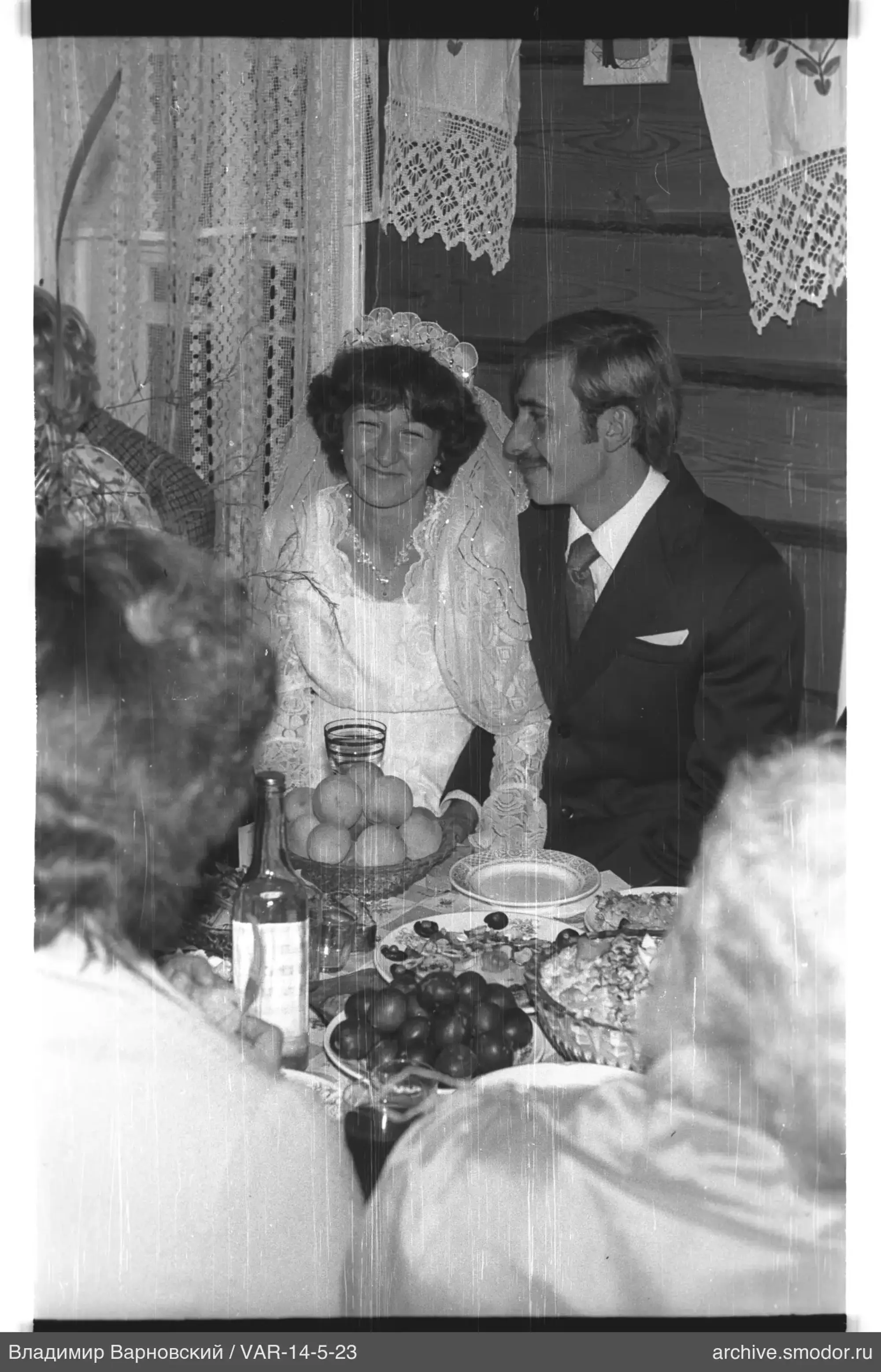 Group photo with a woman in a wedding dress