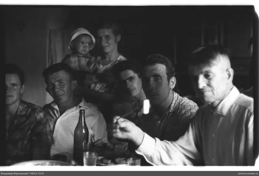 Gruppenporträt am Tisch