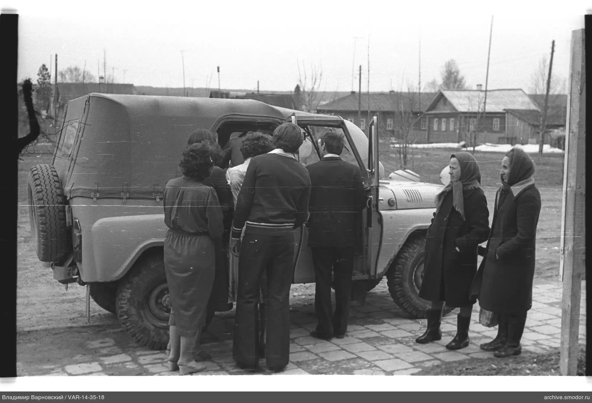 Gruppe bei einem Fahrzeug mit Verdeck