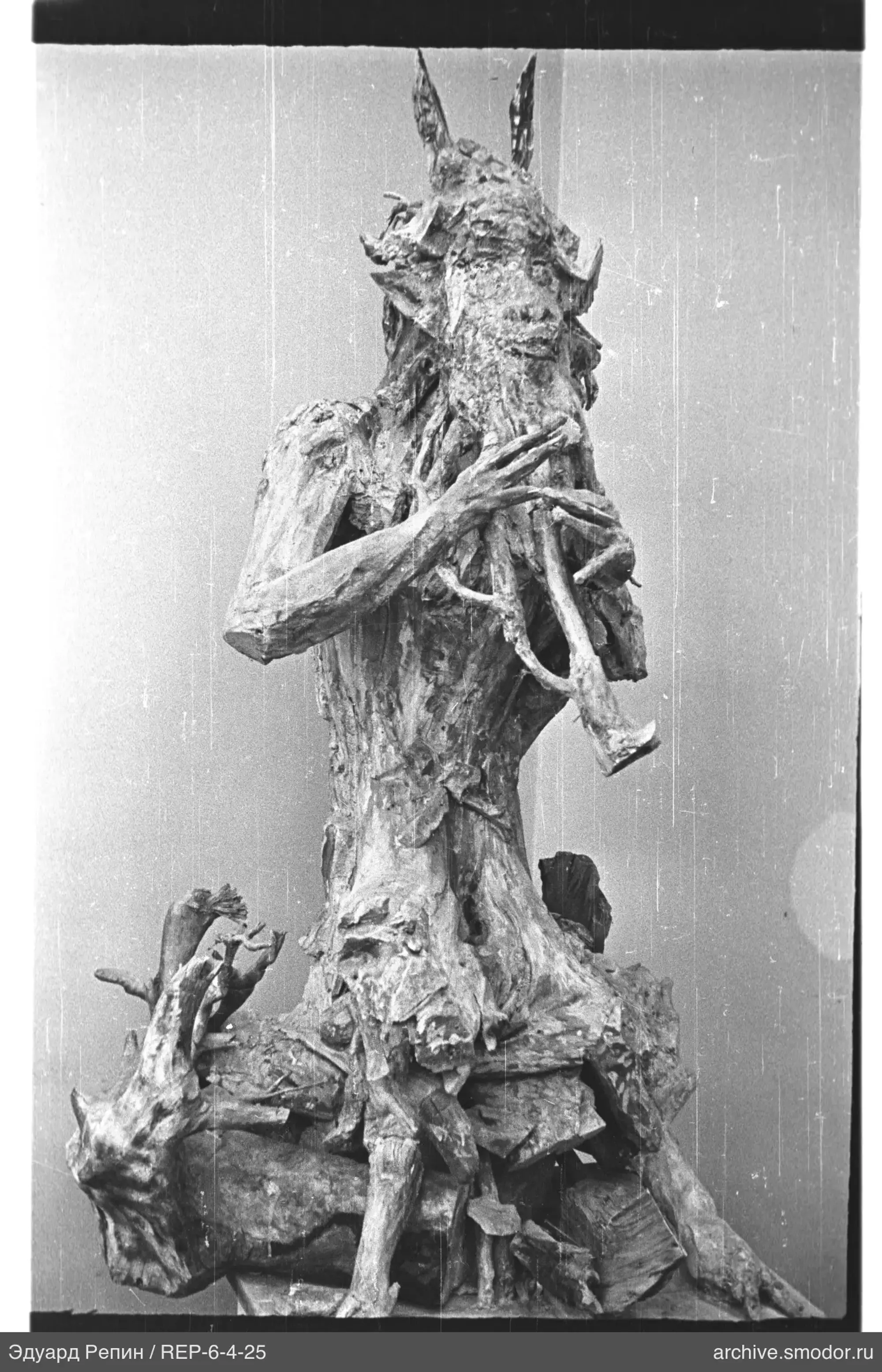 Skulptur mit gehörnter Bartfigur