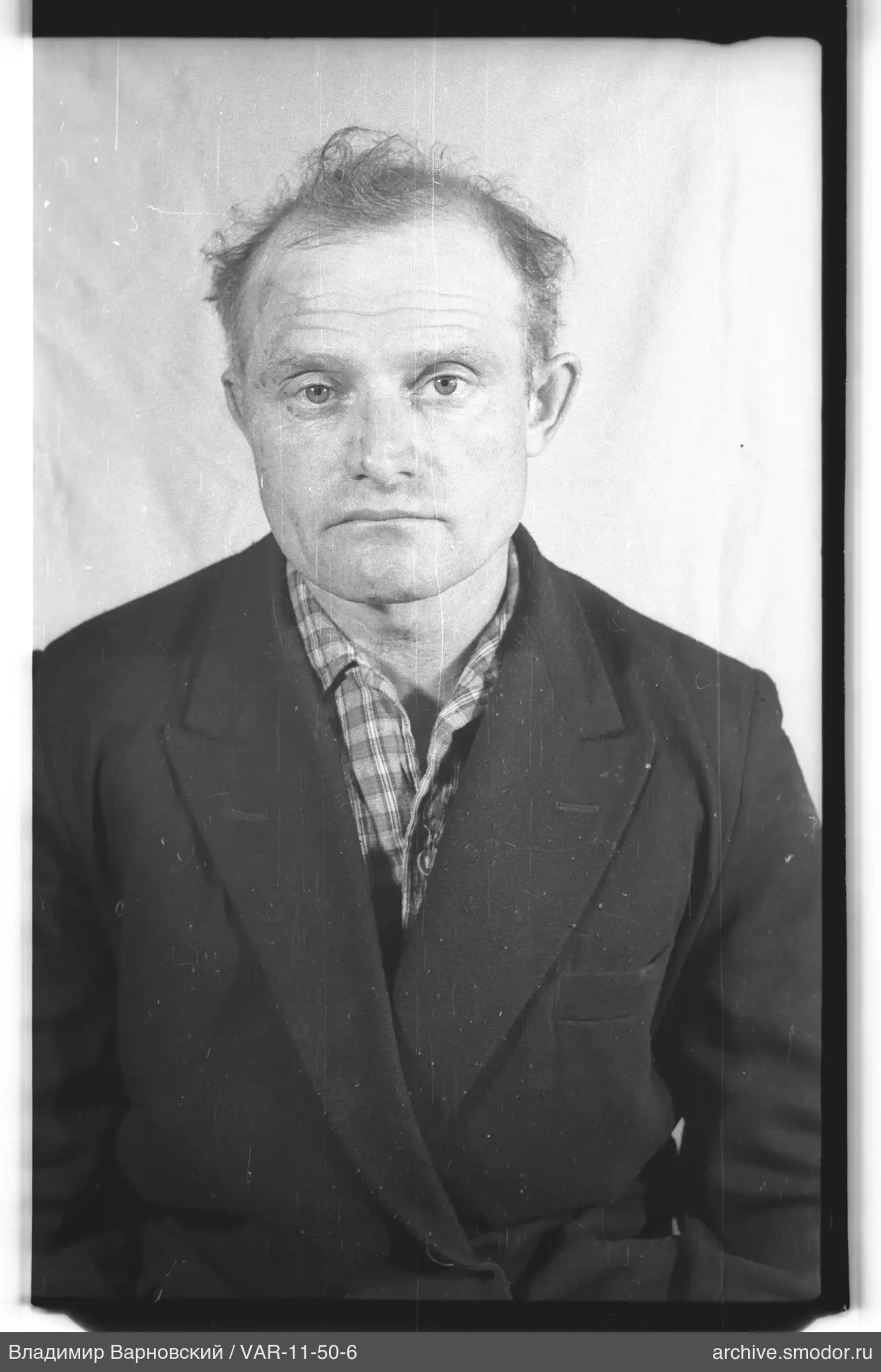 Porträt eines Mannes in Jacke und Hemd