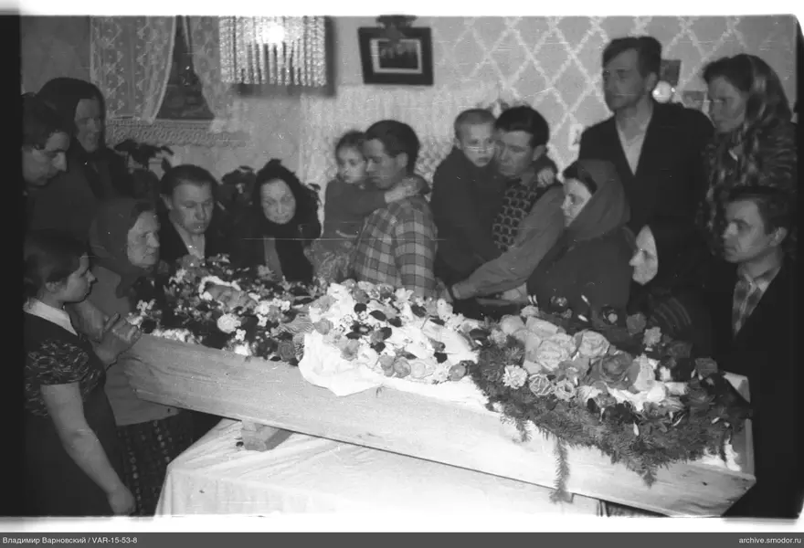 Группа у деревянного гроба