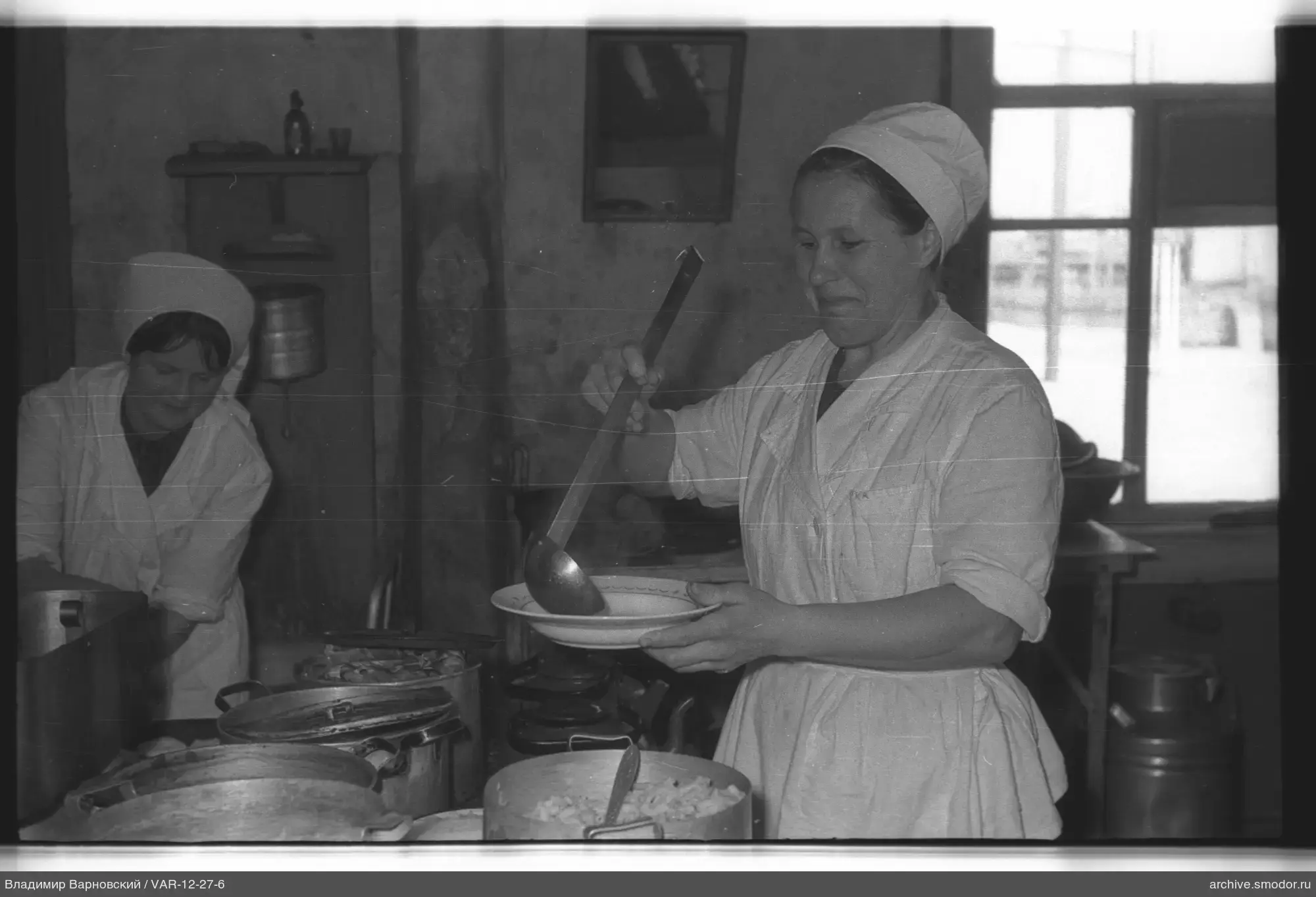 Frauen beim Suppenkochen in der Küche