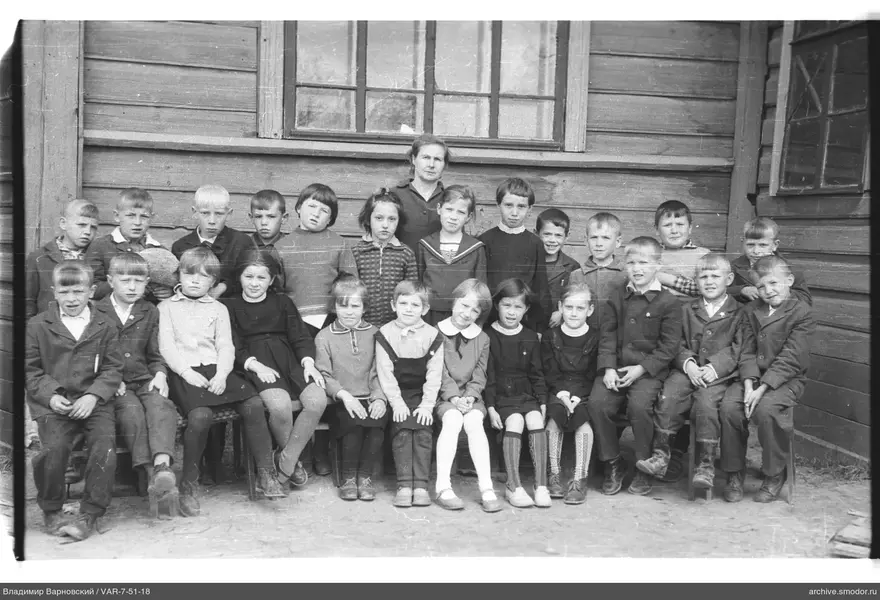 Gruppenporträt von Kindern und Frau