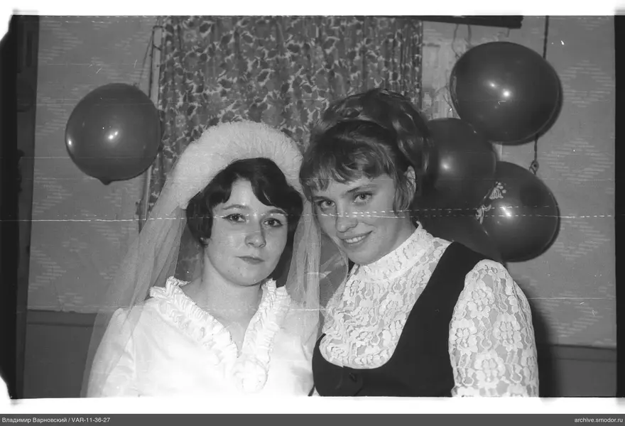 Zwei Frauen vor Vorhang und Luftballons