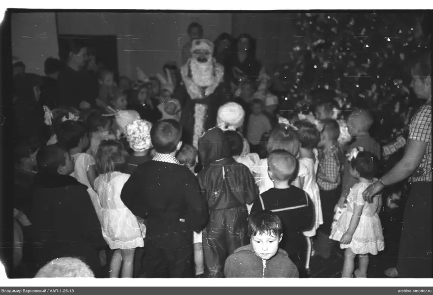 Kinder und Erwachsene mit Ded Moroz