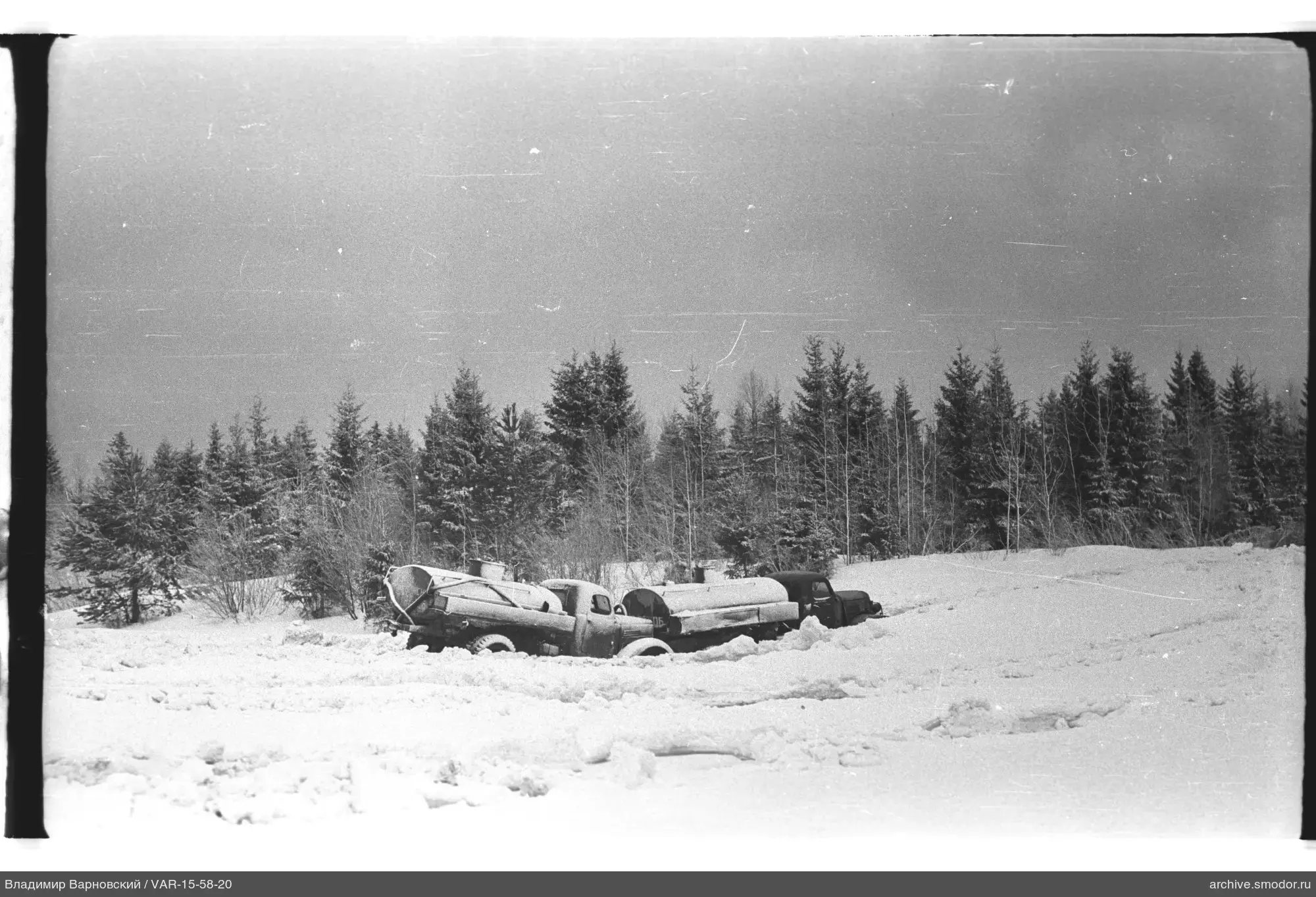 Drei Lastwagen auf Schnee