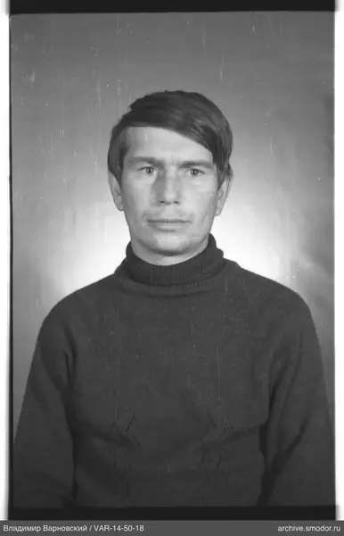 Портрет мужчины в тёмном свитере