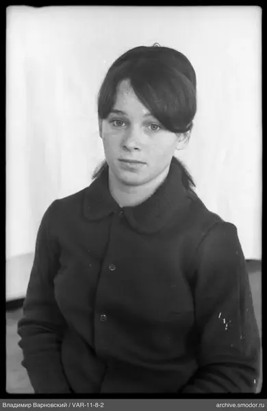 Портрет девушки в тёмной одежде