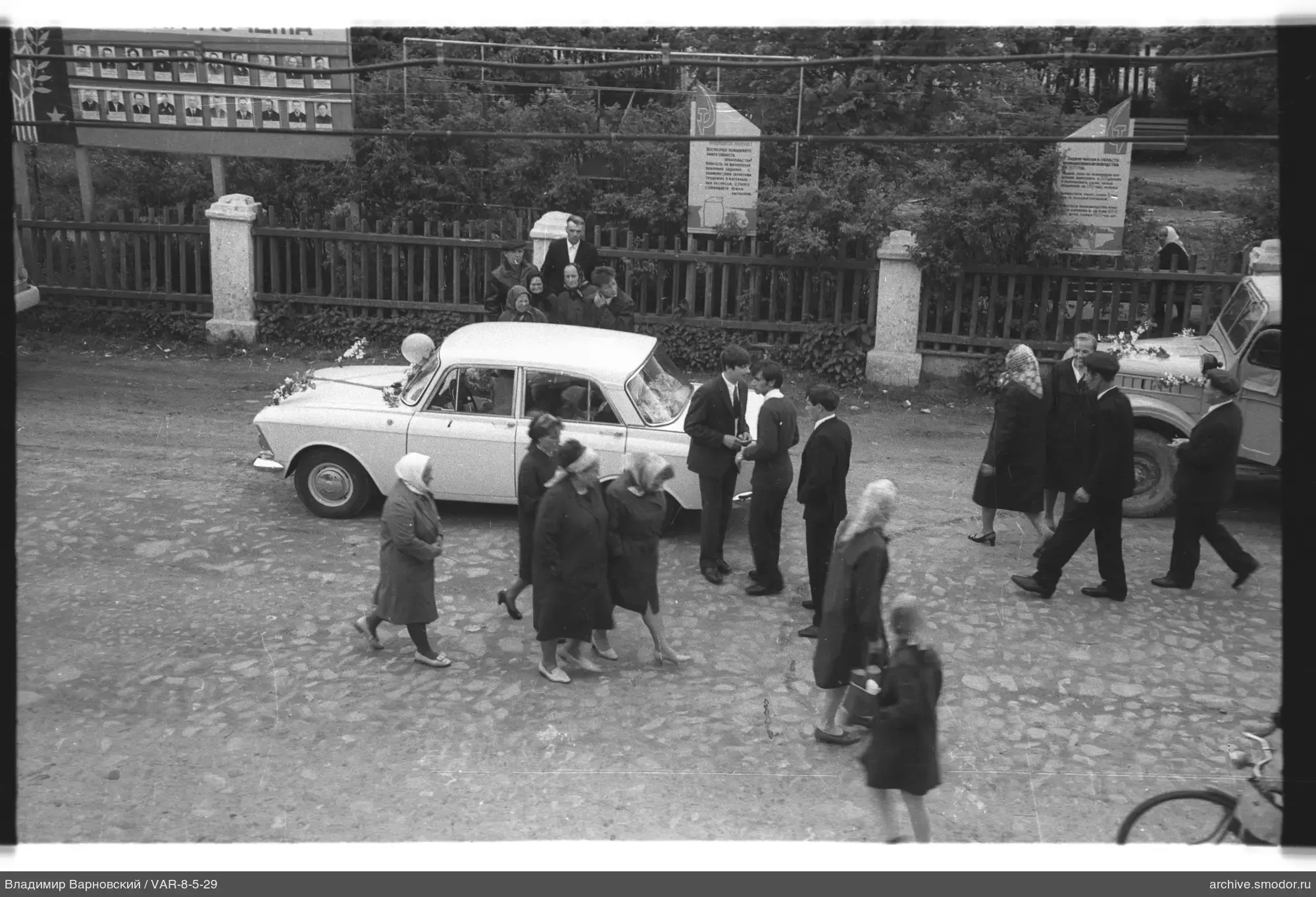 Группы людей на улице с украшенными автомобилями