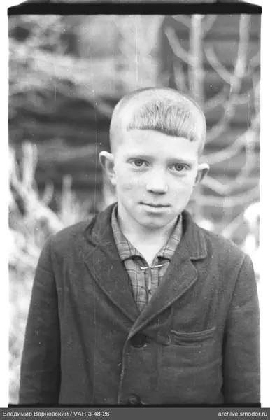 Porträt eines Jungen in Jacke und Hemd