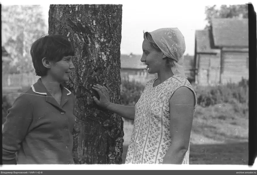 Zwei Frauen am Baum