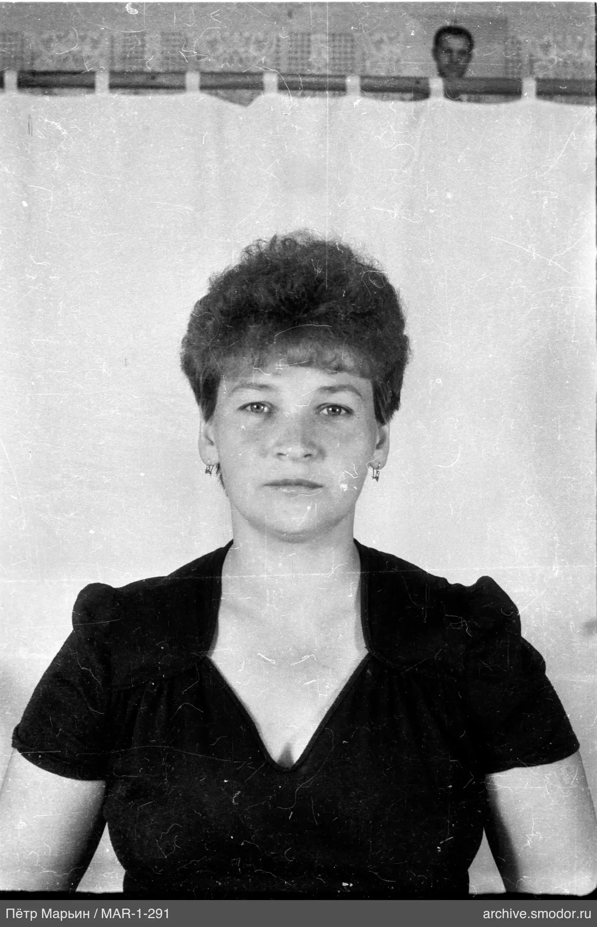 Porträt einer Frau mit kurzen lockigen Haaren
