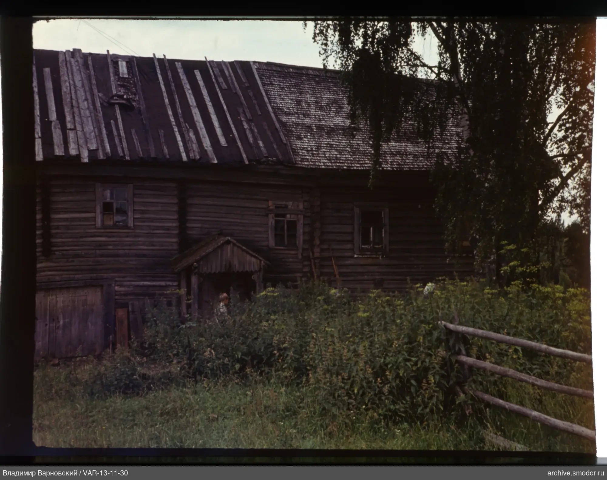 Holzhaus mit Person auf Veranda
