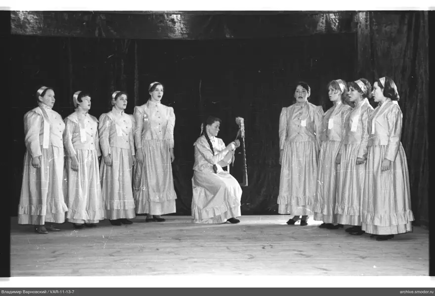 Gruppenporträt von Frauen mit Spindel