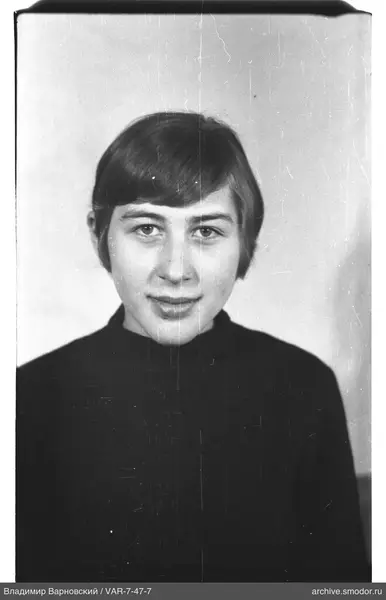 Porträt einer Frau in dunklem Pullover