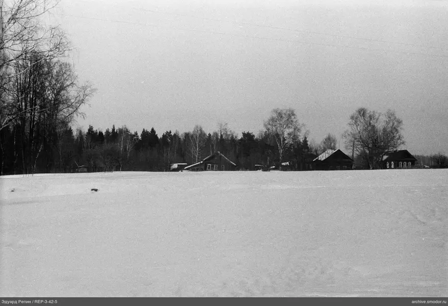 Landschaft mit Holzhäusern und Schnee