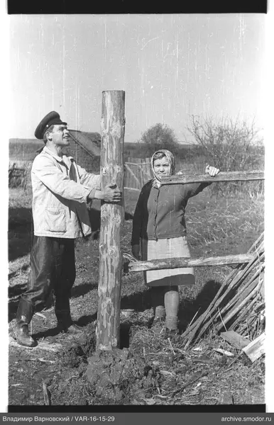 Mann mit Holzpfahl und Frau mit Querlatte