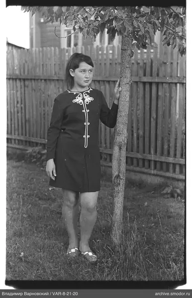 Женщина у дерева в платье
