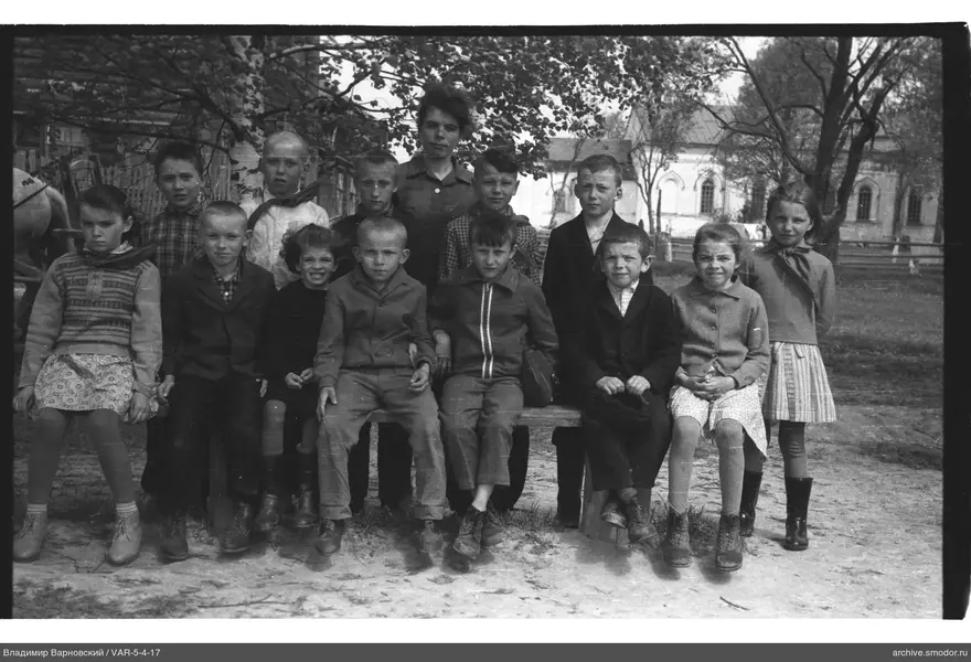 Группа детей и женщина на фотосессии