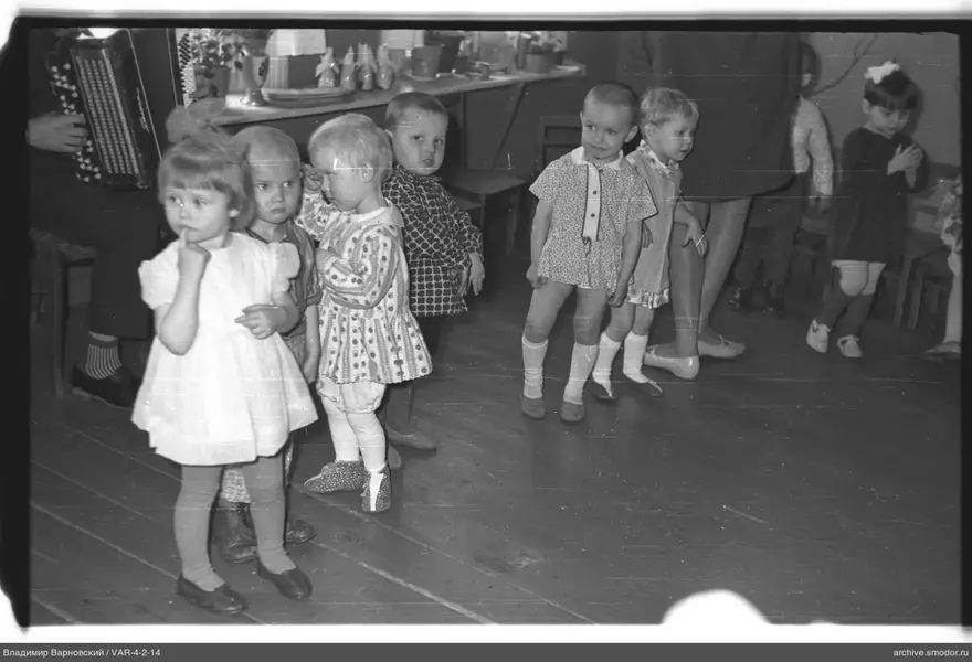 Gruppe von Kindern und Akkordeonspieler