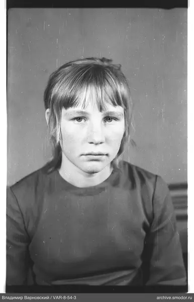 Porträt einer Frau in dunklem Pullover