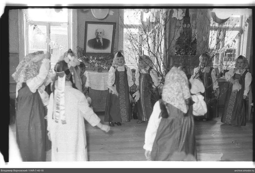 Kinder in traditionellen Kostümen im Kreis