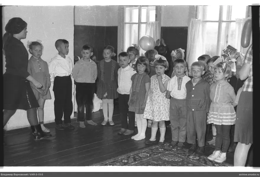 Gruppenporträt von Kindern und Frau