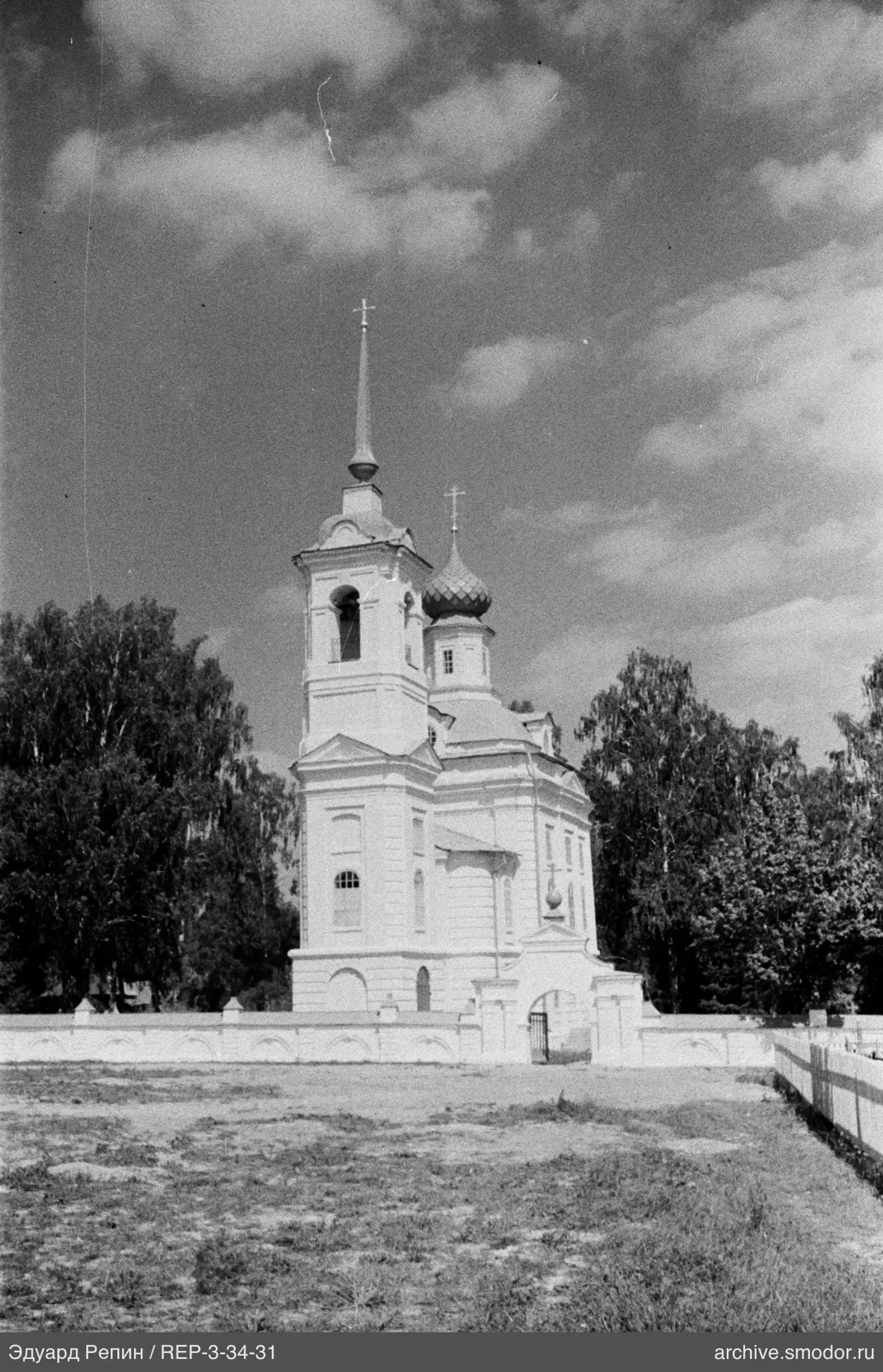 Белая каменная церковь с колокольней