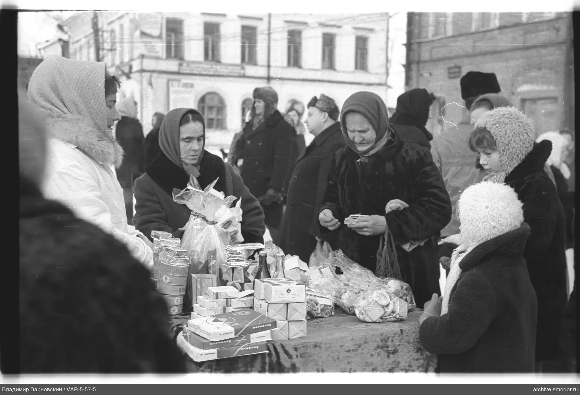 Женщины и дети у торгового прилавка