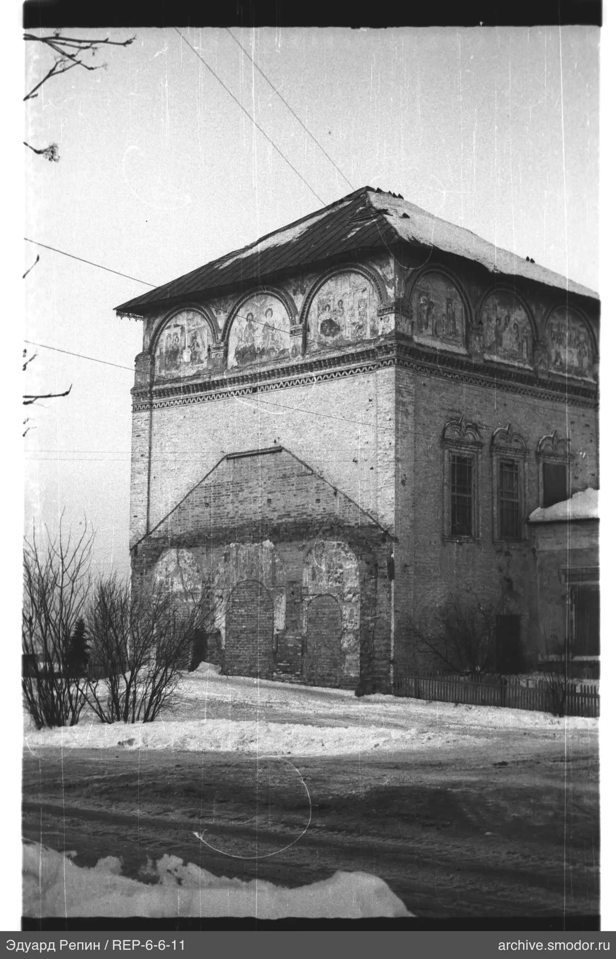 Steingebäude mit dekorierten Nischen und Schnee