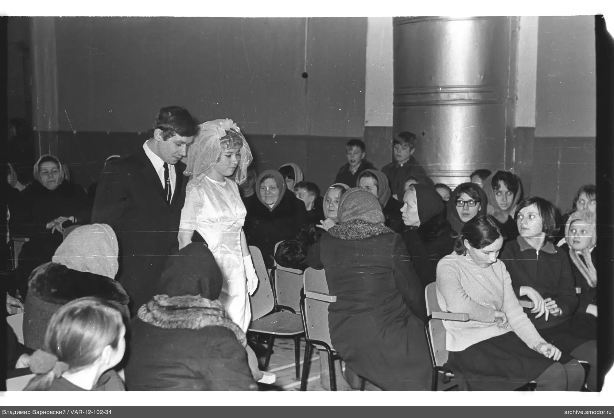Junges Paar bei der Veranstaltung