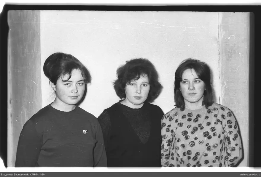 Gruppenporträt von drei Frauen vor heller Wand
