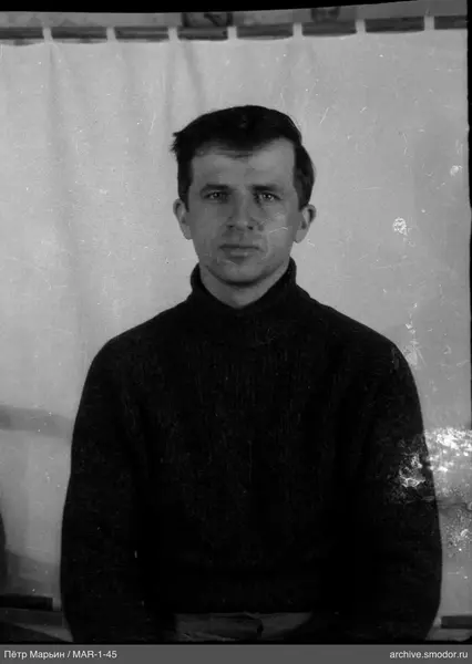 Портрет мужчины в свитере