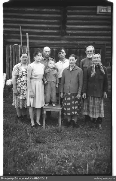 Gruppenporträt vor einem Holzhaus