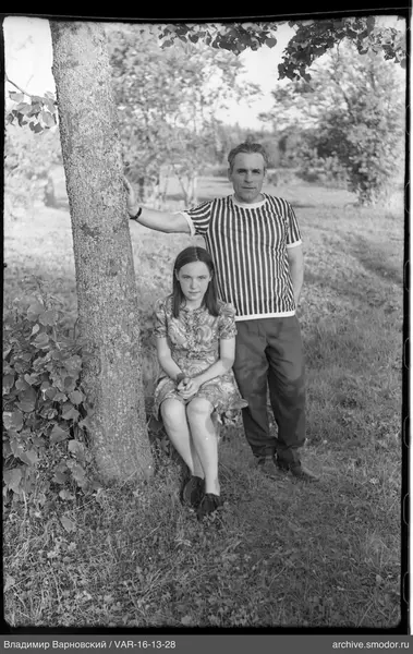Mann und Mädchen auf Wiese