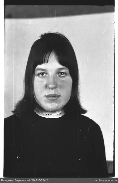Porträt einer Frau mit dunklem Oberteil und weißem Kragen