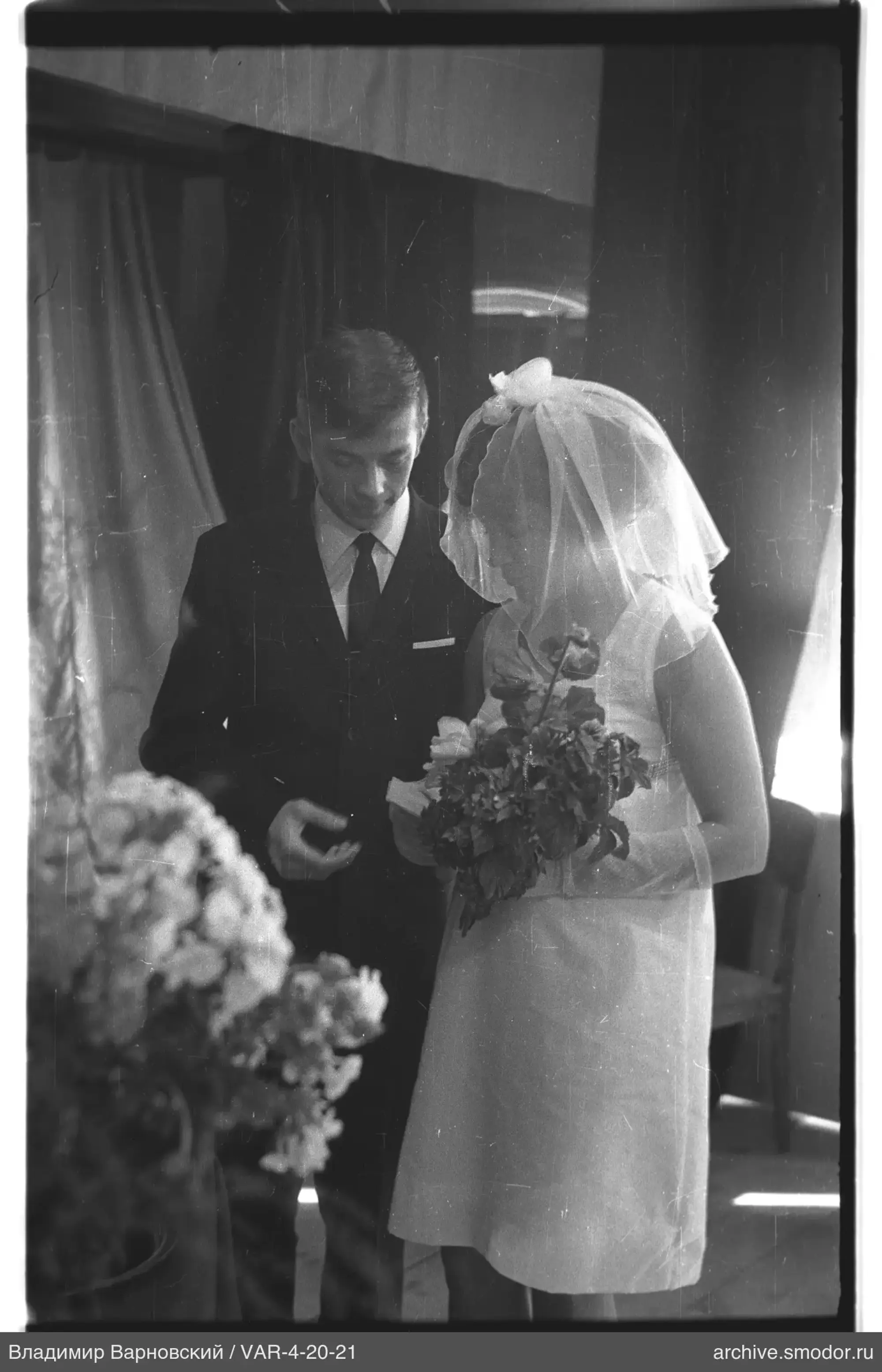 Mann und Frau in Hochzeitskleidung