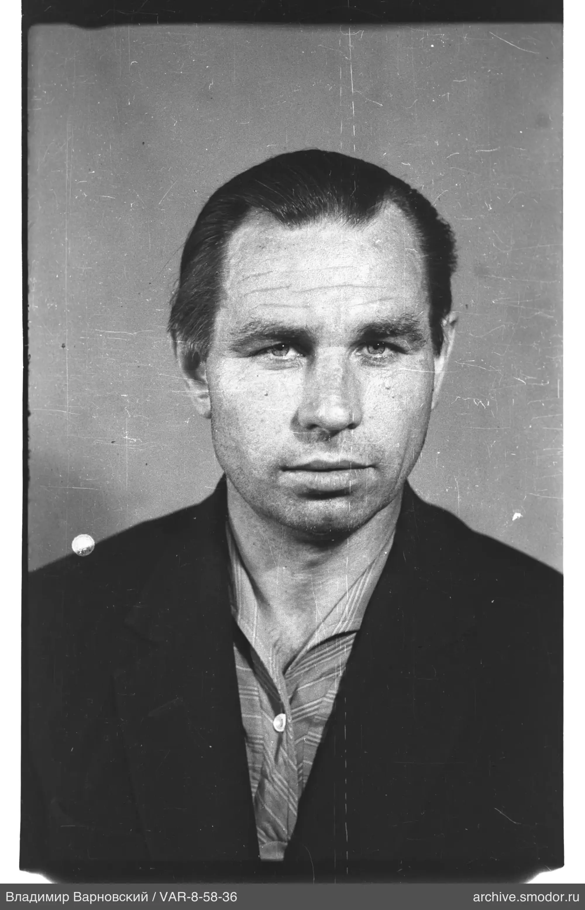 Портрет мужчины в пиджаке и рубашке