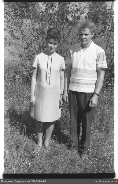 Ganzkörperfoto von Frau und Mann vor Büschen