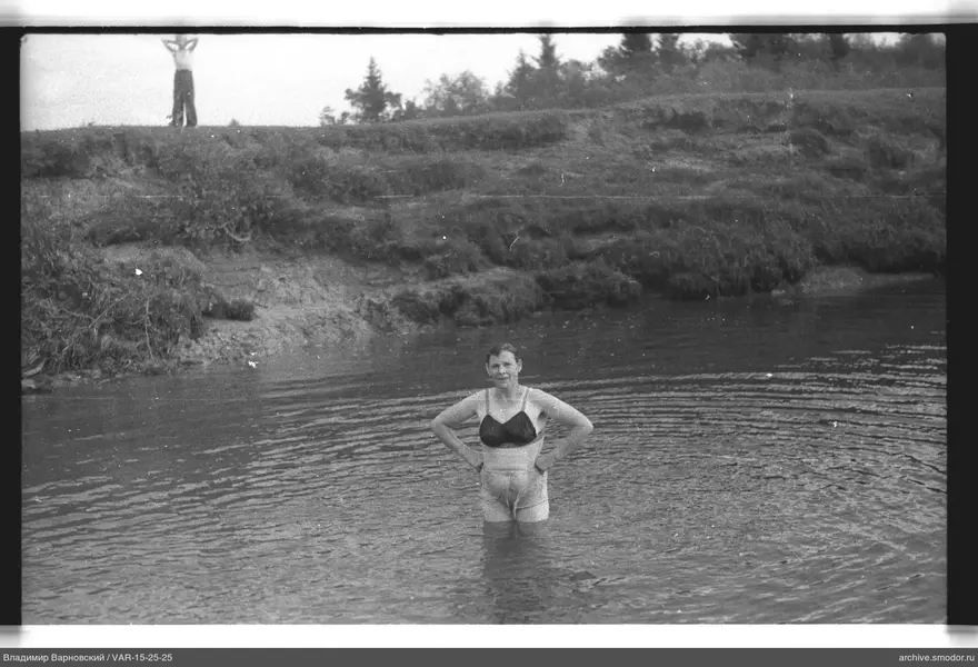 Frau im Wasser am Ufer