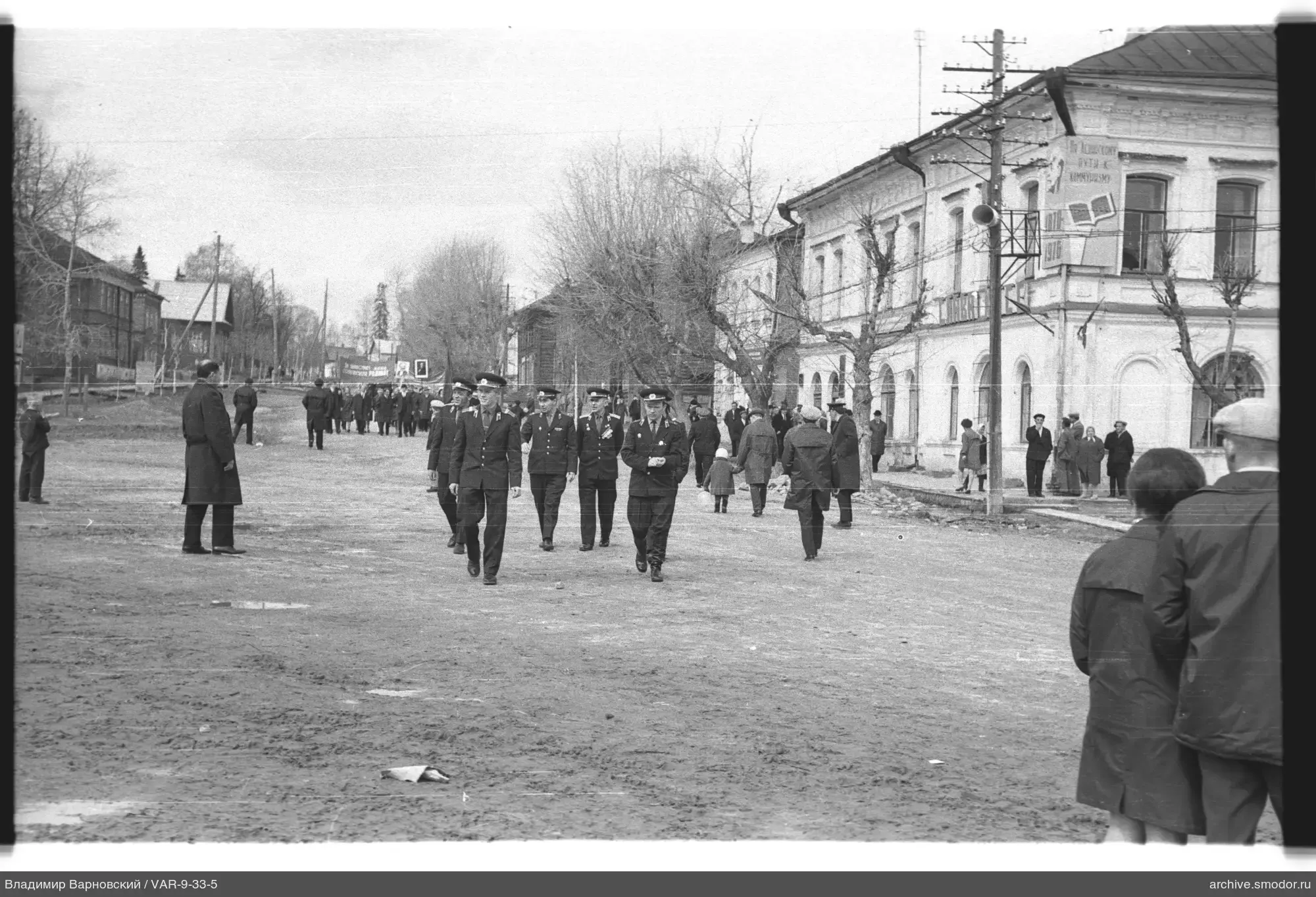 Группа мужчин в военной форме на улице