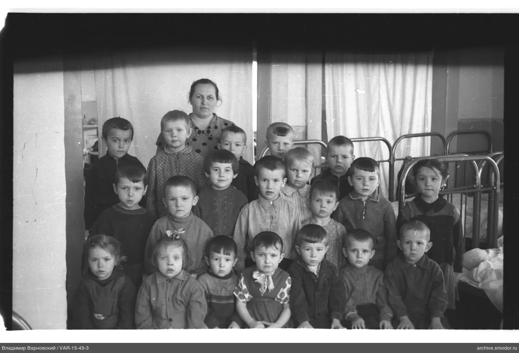 Групповой портрет детей и женщины