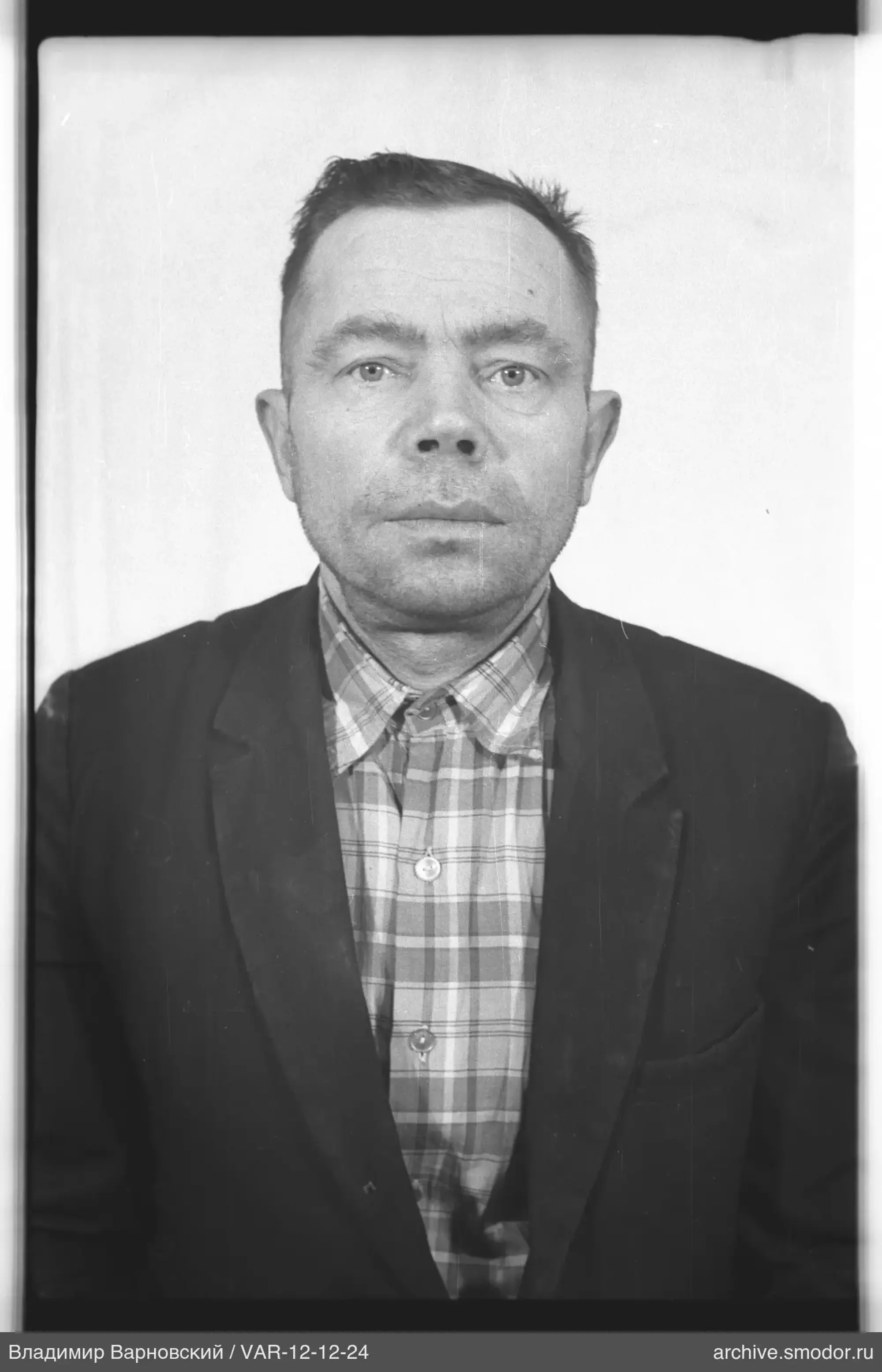 Портрет мужчины в пиджаке и рубашке