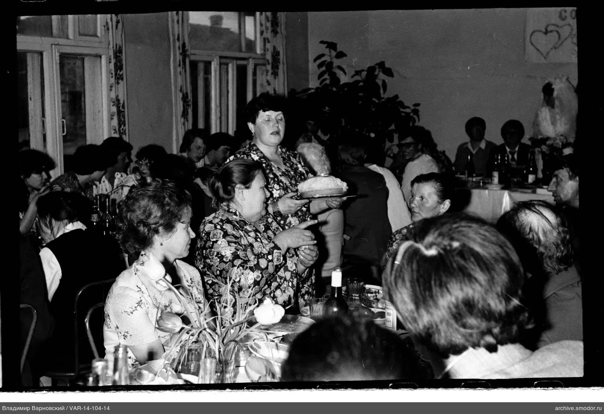 Frau mit Kuchen bei Veranstaltung