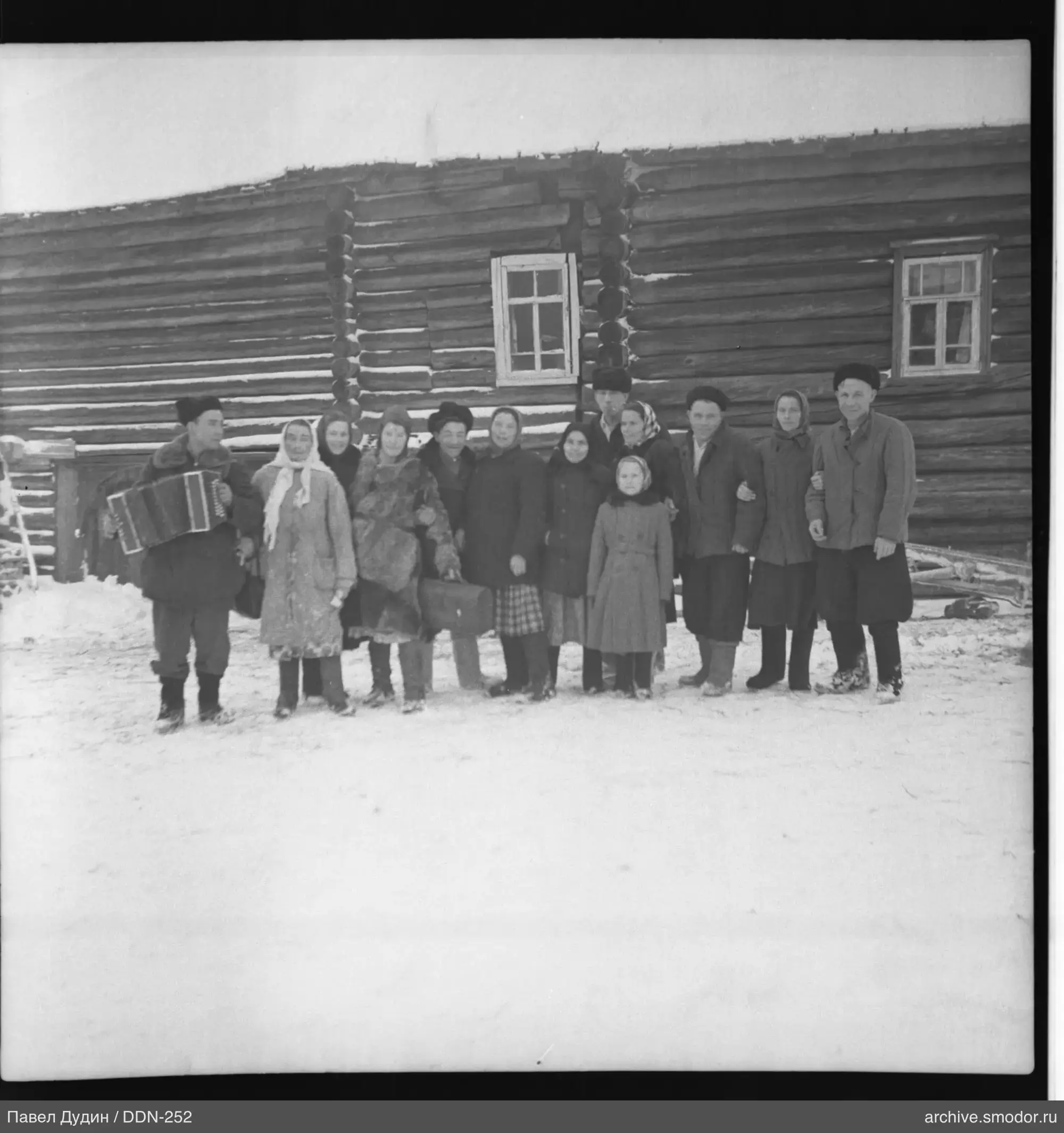 Gruppenporträt vor einem Haus im Schnee