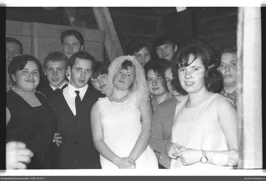 Gruppenporträt mit Frau im Hochzeitskleid