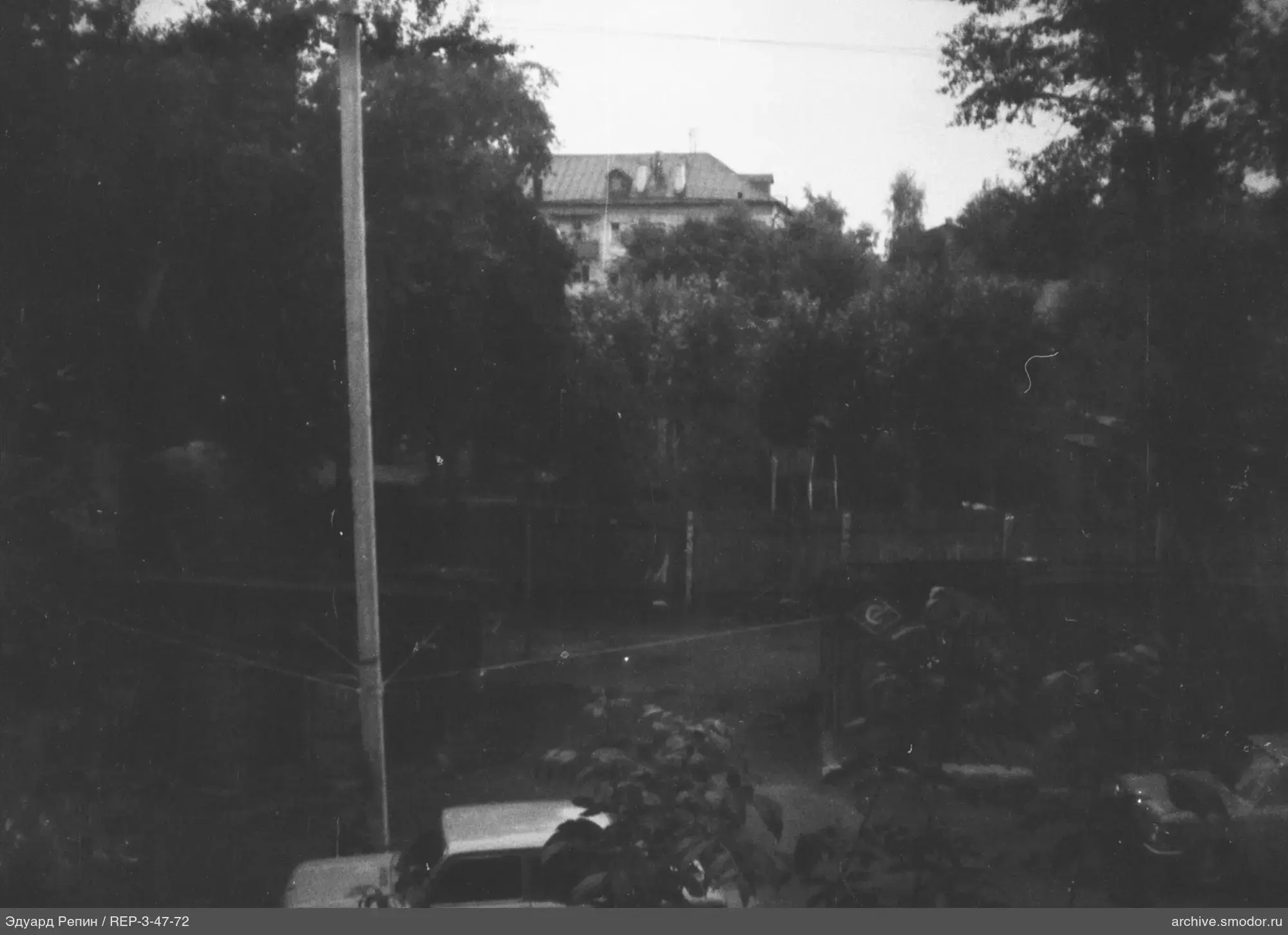 Общий вид с автомобилем и жилым домом